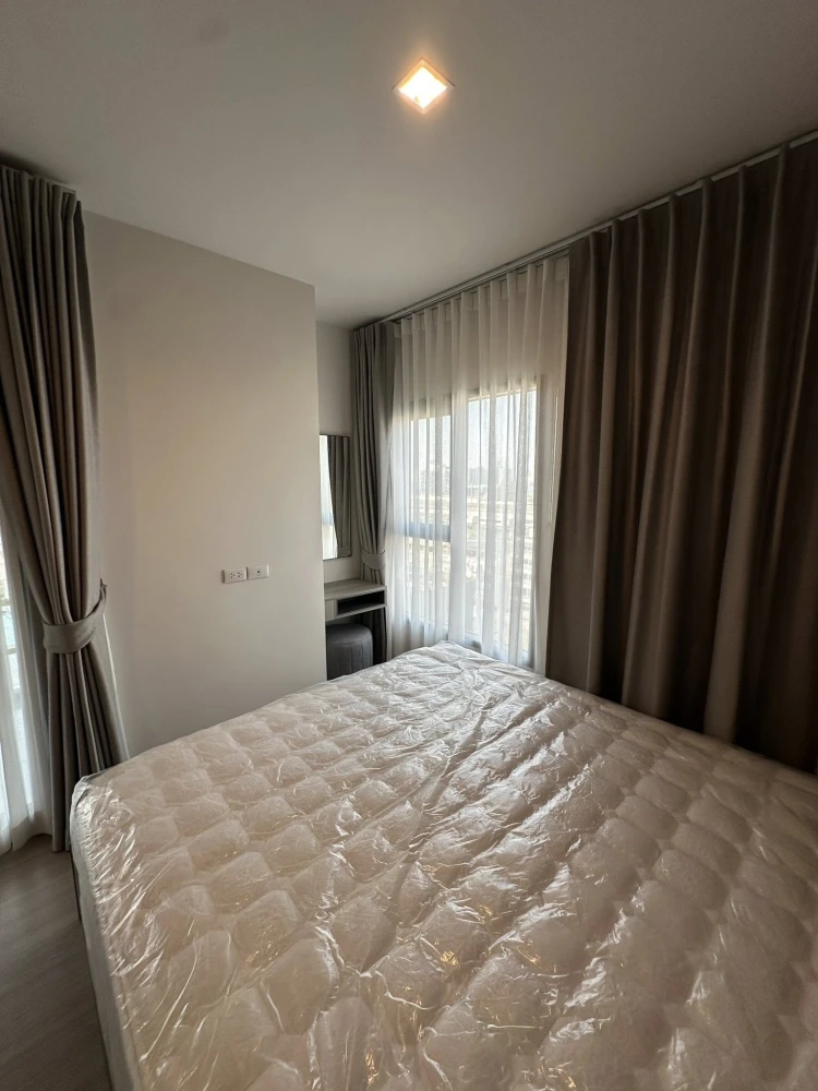 For sale: The Base Phetchaburi - Thonglor. Very spacious room. Comfortable and not cramped. View of swimming pool and fitness center. Reserve now.