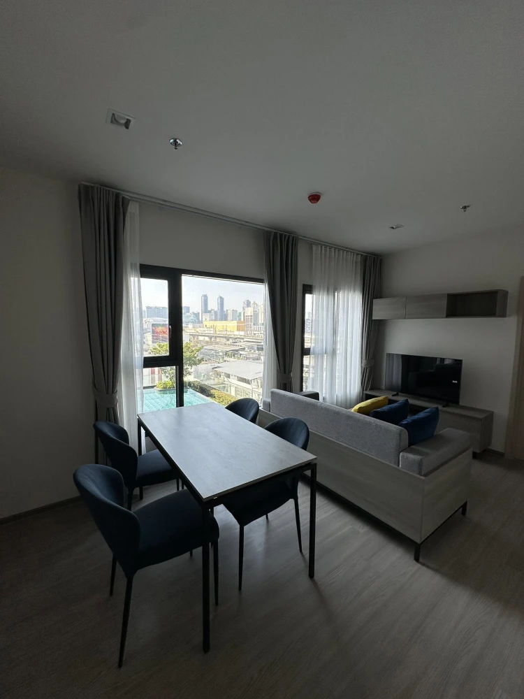 For sale: The Base Phetchaburi - Thonglor. Very spacious room. Comfortable and not cramped. View of swimming pool and fitness center. Reserve now.