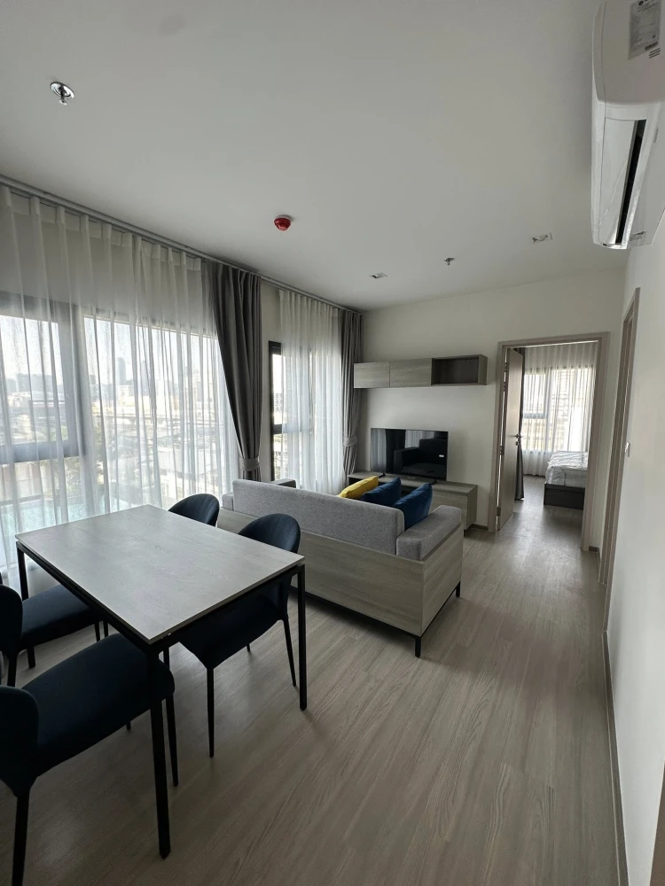 For sale: The Base Phetchaburi - Thonglor. Very spacious room. Comfortable and not cramped. View of swimming pool and fitness center. Reserve now.