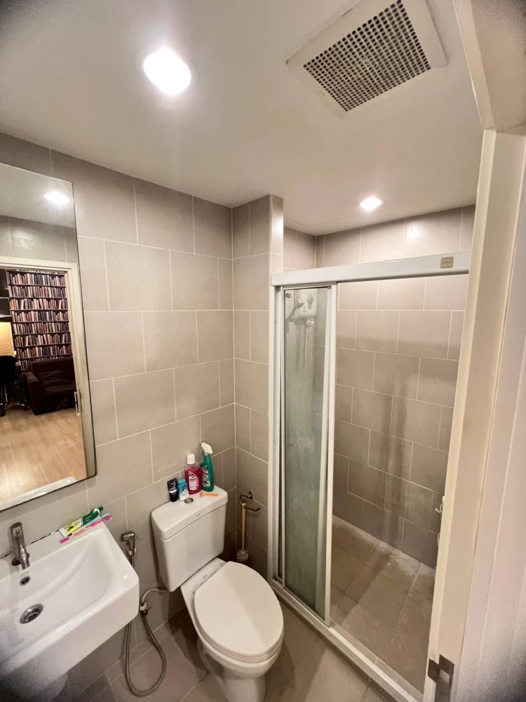 For sale: The Base Chaengwattana, 19th floor, Building B, complete with a set of furniture, just bring your own and move in.