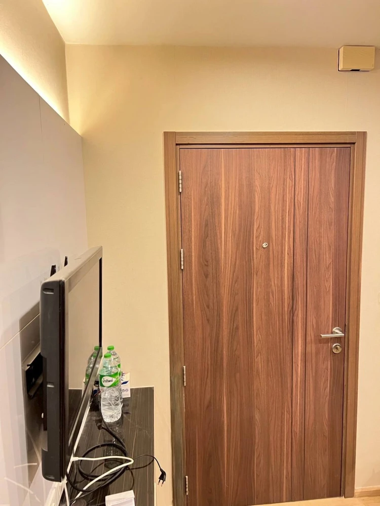 For sale: The Base Chaengwattana, 19th floor, Building B, complete with a set of furniture, just bring your own and move in.