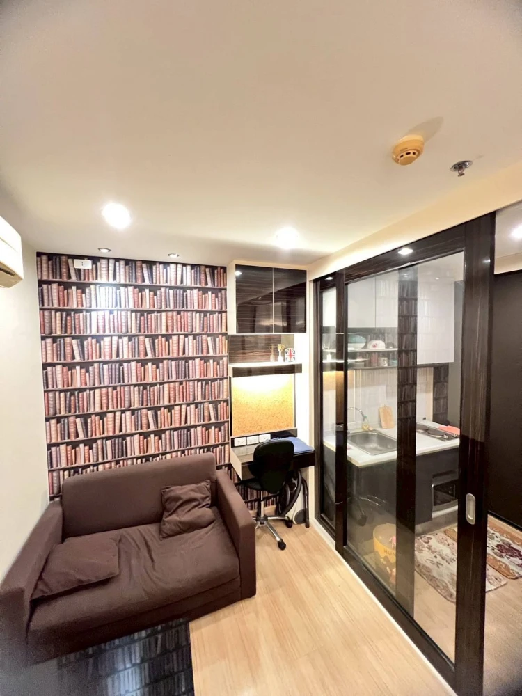 For sale: The Base Chaengwattana, 19th floor, Building B, complete with a set of furniture, just bring your own and move in.