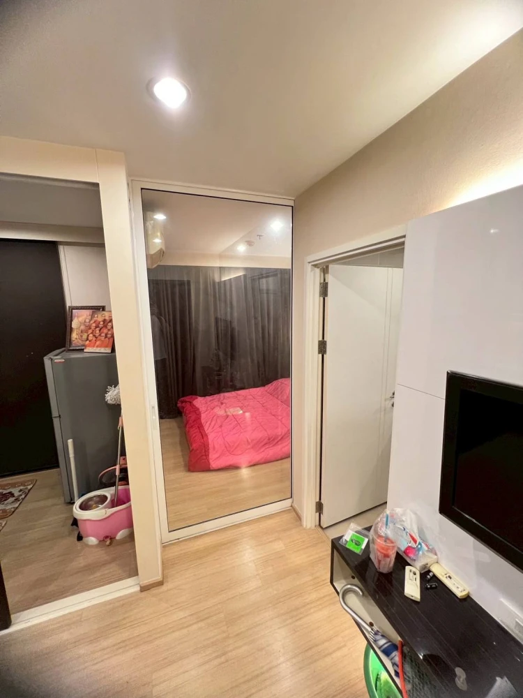 For sale: The Base Chaengwattana, 19th floor, Building B, complete with a set of furniture, just bring your own and move in.
