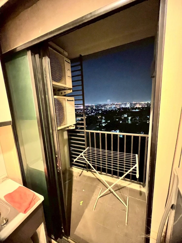 For sale: The Base Chaengwattana, 19th floor, Building B, complete with a set of furniture, just bring your own and move in.