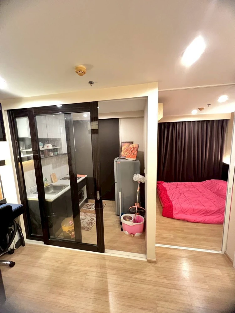 For sale: The Base Chaengwattana, 19th floor, Building B, complete with a set of furniture, just bring your own and move in.