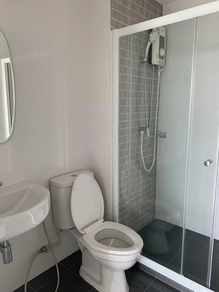 Selling The Bella Condo Rama 2, 1 bedroom, 1 bathroom. Comes with high-quality built-in furniture. Convenient location. Book now!