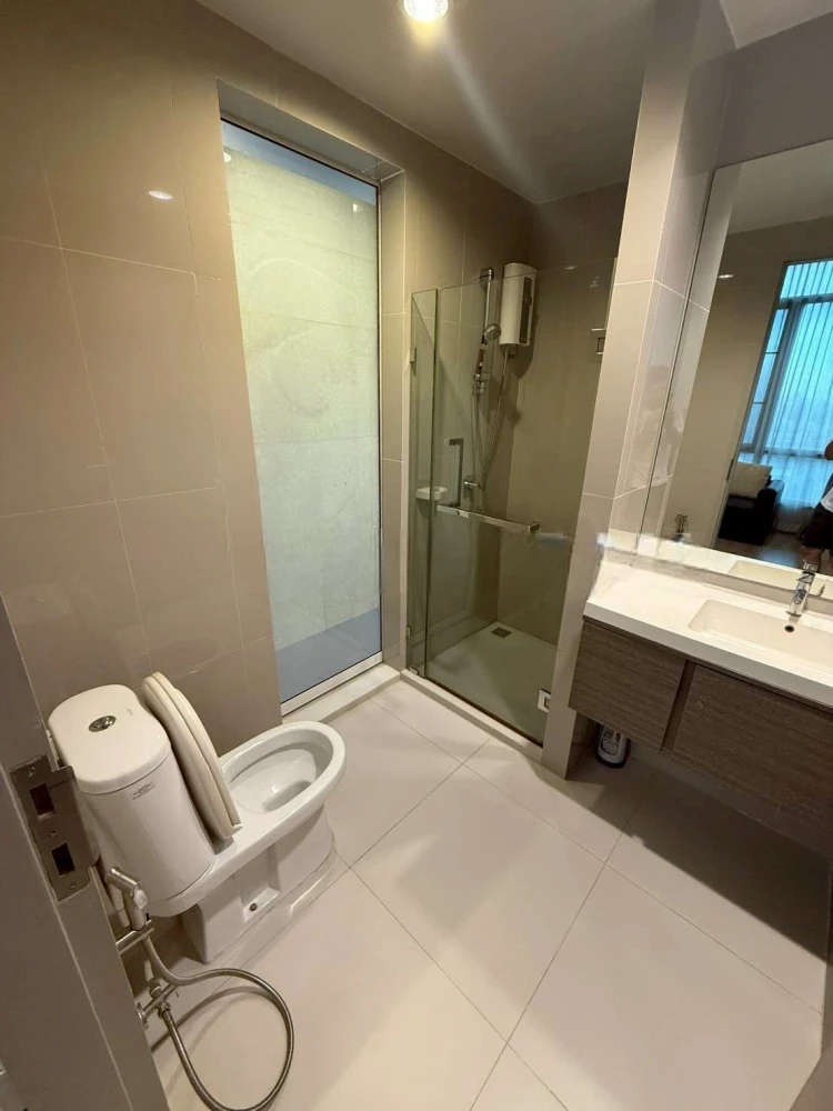 Selling a corner unit at The Capital Ratchaprarop-Vibha. Quiet area, great location, beautiful city view, unblocked. Book now!