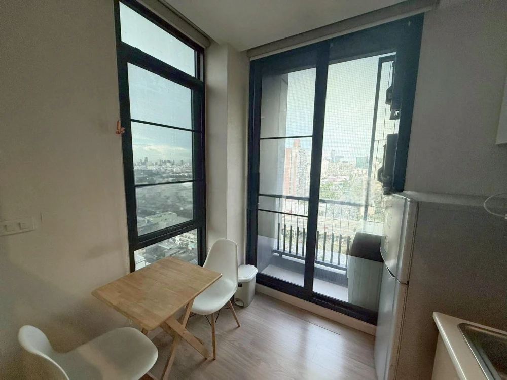 Selling a corner unit at The Capital Ratchaprarop-Vibha. Quiet area, great location, beautiful city view, unblocked. Book now!