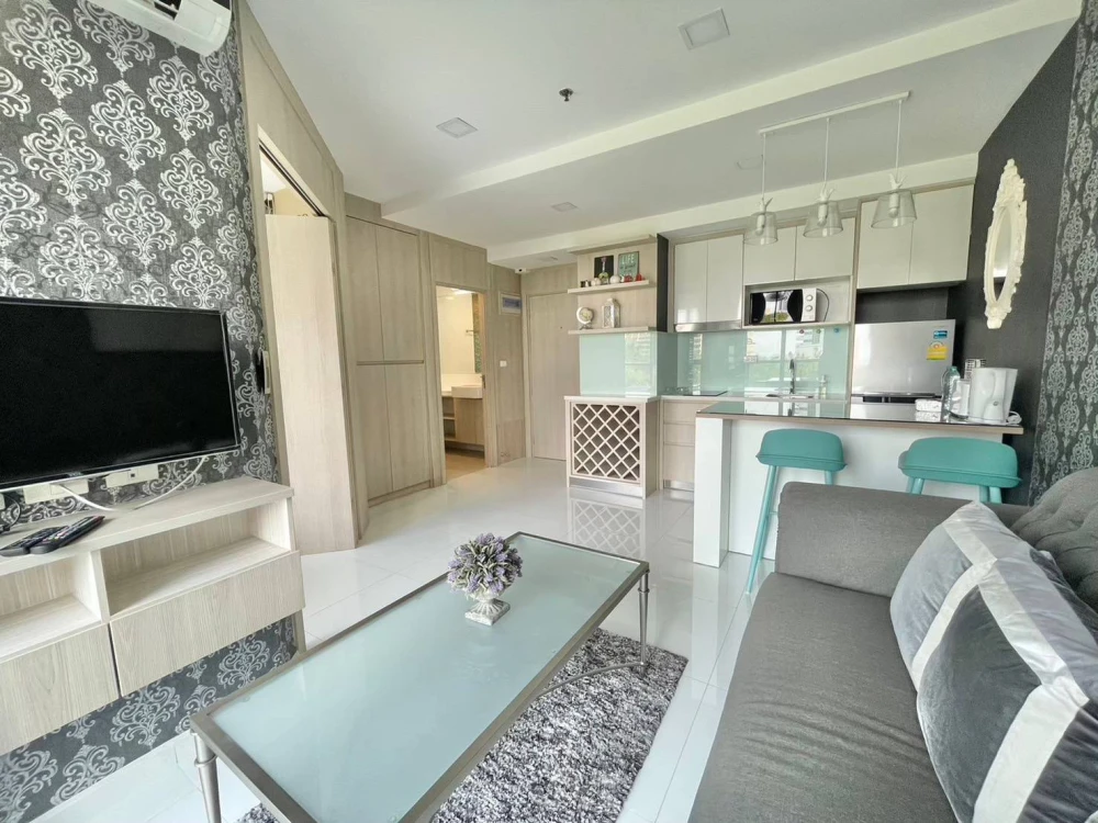 Selling The Cloud Pattaya, 1 bedroom, 1 bathroom. Features high-quality wallpaper and fully furnished. Book now!