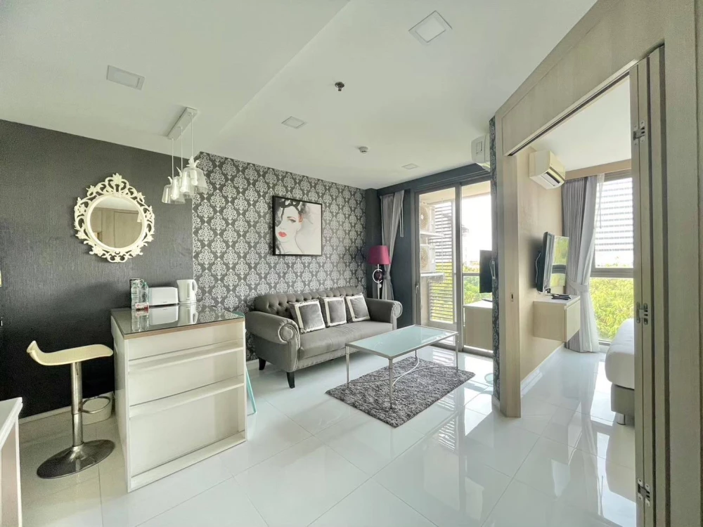 Selling The Cloud Pattaya, 1 bedroom, 1 bathroom. Features high-quality wallpaper and fully furnished. Book now!