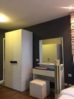 Selling The Clover Thonglor condo. Resort-like atmosphere, spacious and comfortable rooms, fully furnished with functional features. Don't miss out!