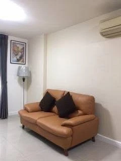 Selling The Clover Thonglor condo. Resort-like atmosphere, spacious and comfortable rooms, fully furnished with functional features. Don't miss out!