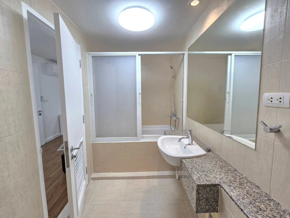 The Clover Thonglor for sale, corner unit with privacy, lots of usable space, fully furnished, reserve now!