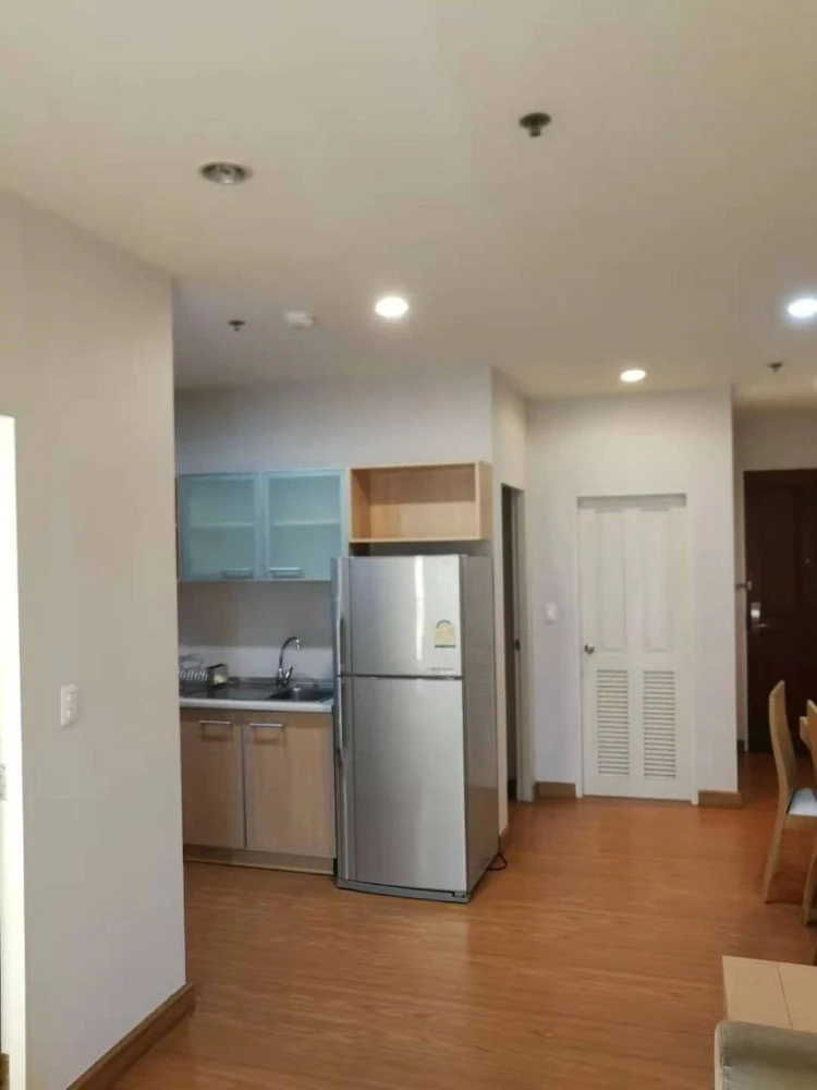Selling The Complete Narathiwas 2-bedroom unit. Spacious, bright, and airy. Buy now, don't wait!