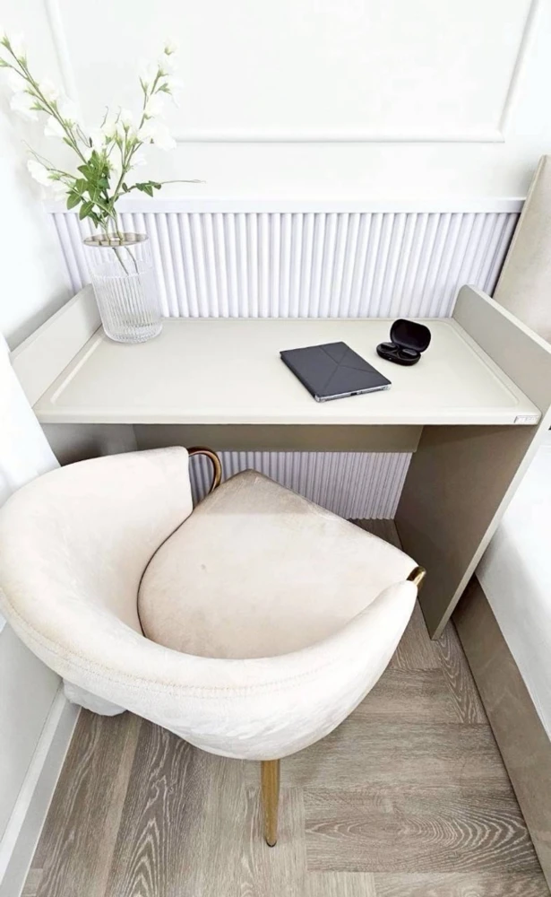 Selling a beautiful, fully furnished unit at The Complete Rajprarop, 27th floor. Book now!