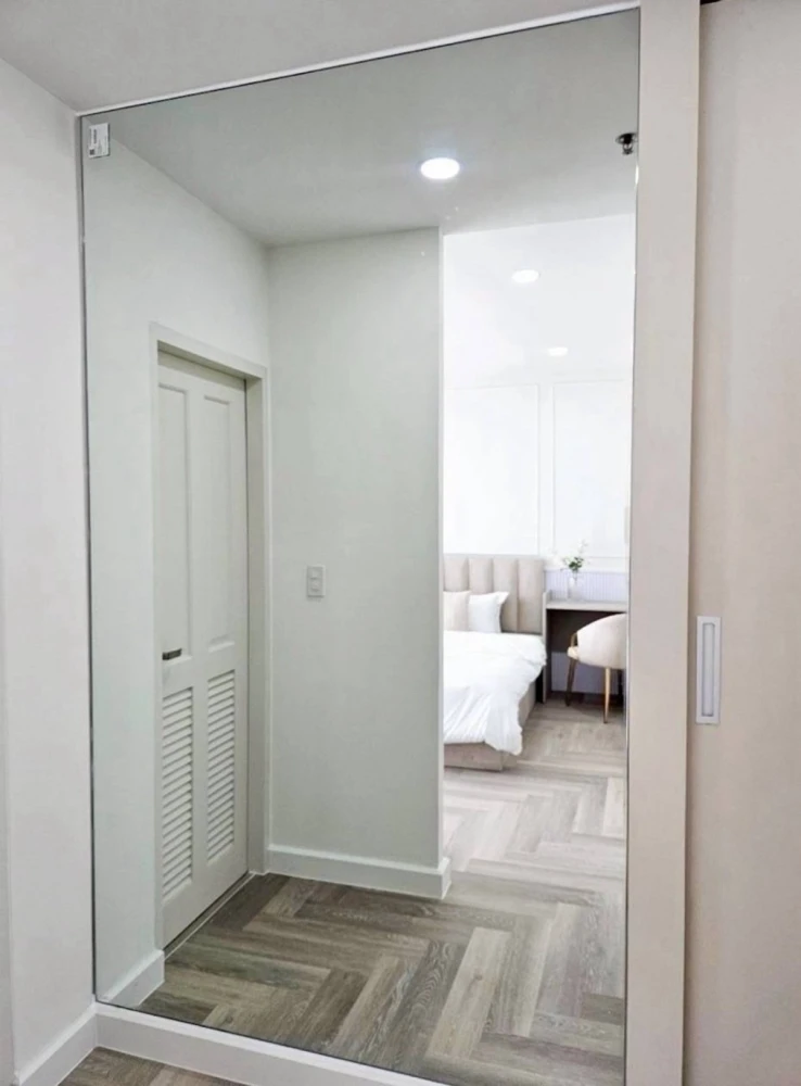 Selling a beautiful, fully furnished unit at The Complete Rajprarop, 27th floor. Book now!