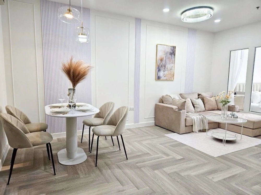 Selling a beautiful, fully furnished unit at The Complete Rajprarop, 27th floor. Book now!