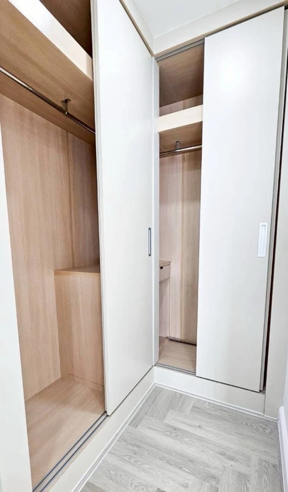 Selling a beautiful, fully furnished unit at The Complete Rajprarop, 27th floor. Book now!