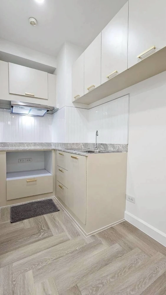 Selling a beautiful, fully furnished unit at The Complete Rajprarop, 27th floor. Book now!