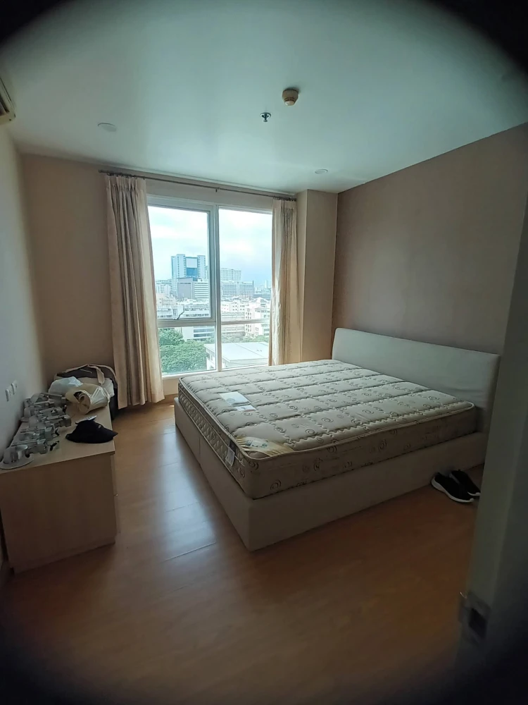 For sale: The Complete Ratchaprarop, featuring a view of the public park (Santiphap Park). This unit offers an exceptionally spacious living area—book images
