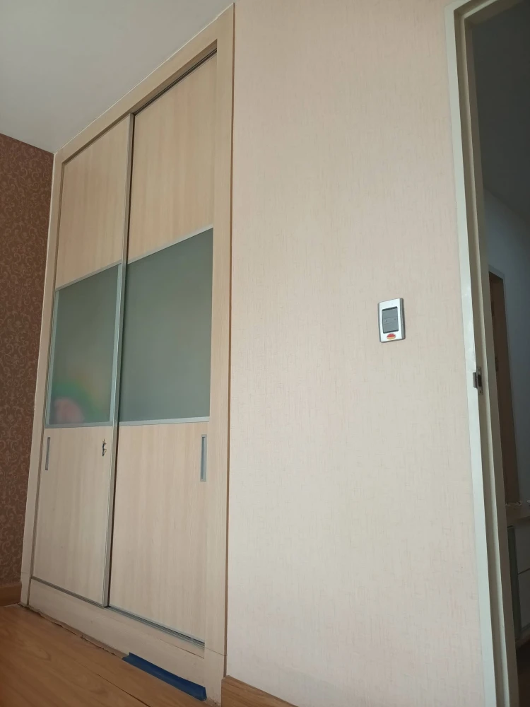 For sale: The Complete Ratchaprarop, featuring a view of the public park (Santiphap Park). This unit offers an exceptionally spacious living area—book