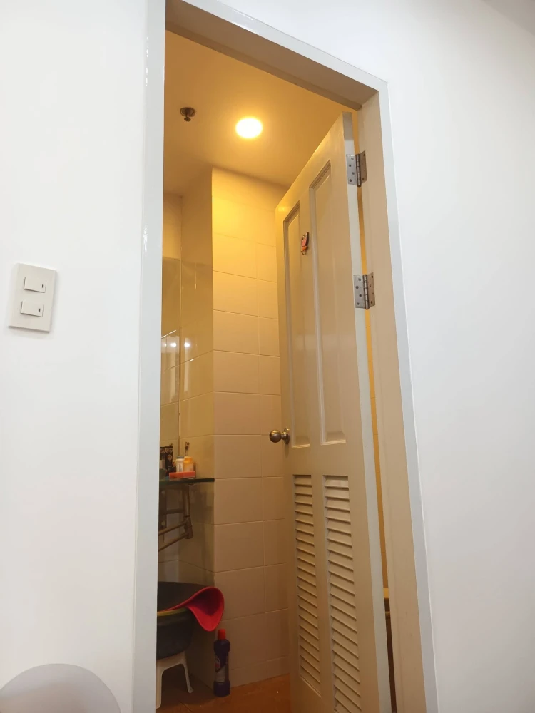 For sale: The Complete Ratchaprarop, featuring a view of the public park (Santiphap Park). This unit offers an exceptionally spacious living area—book