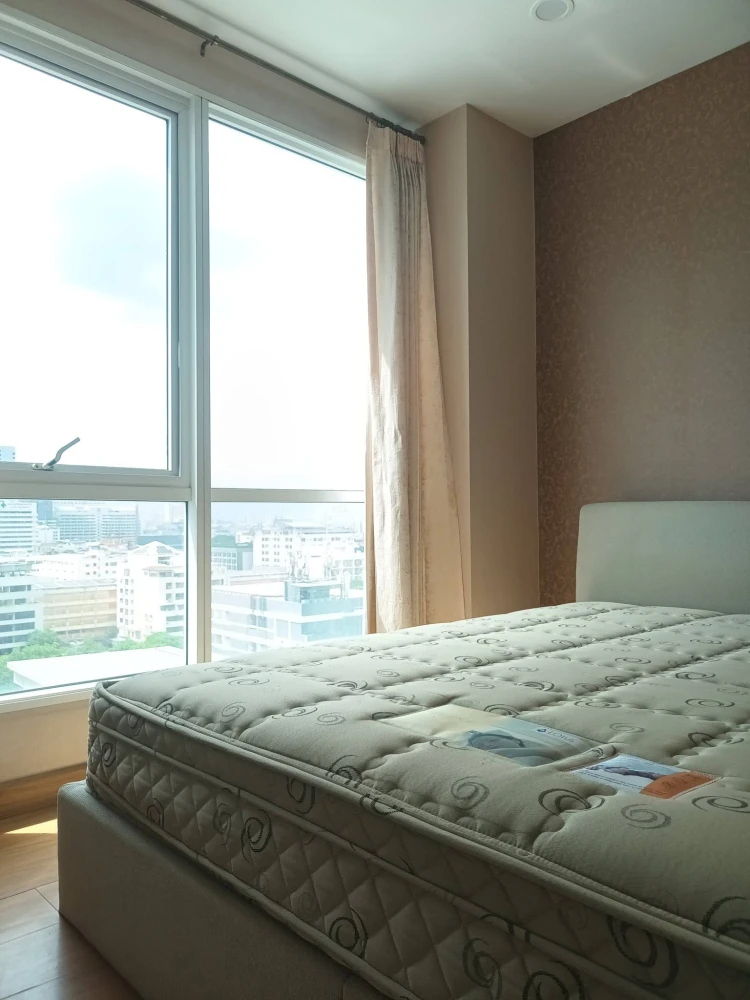 For sale: The Complete Ratchaprarop, featuring a view of the public park (Santiphap Park). This unit offers an exceptionally spacious living area—book