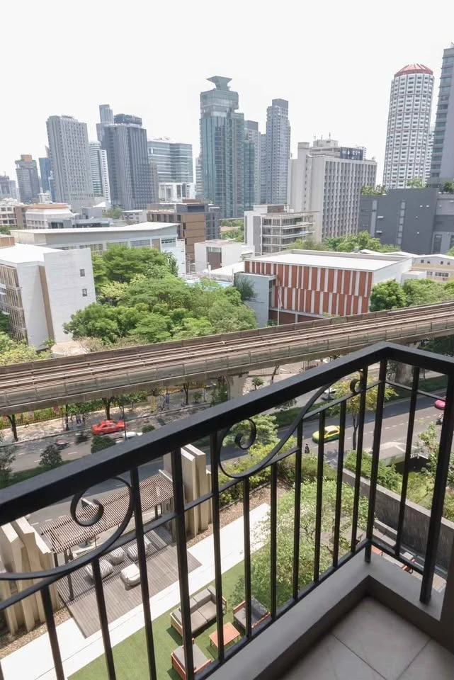 For sale: The Crest Sukhumvit 34, beautifully decorated with a great city view, complete with furniture and appliances. Reserve now!