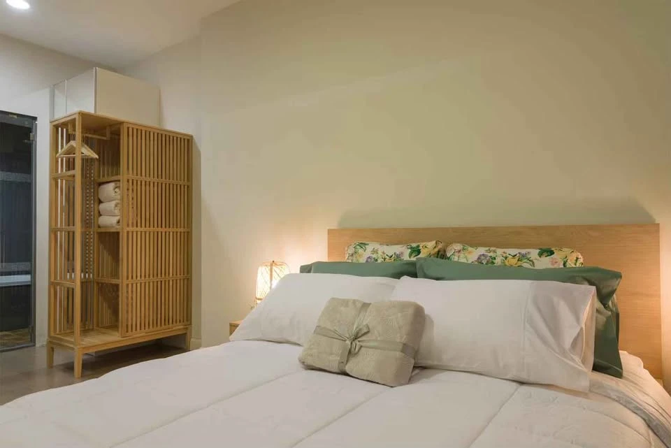 For sale: The Crest Sukhumvit 34, beautifully decorated with a great city view, complete with furniture and appliances. Reserve now!