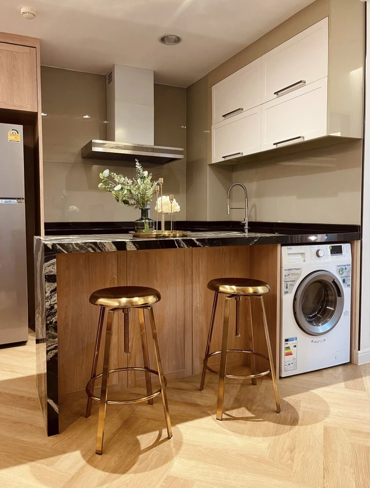For sale: The Crest Sukhumvit 24, large usable area, beautifully decorated, fully built-in, complete with furniture. Don't miss it.