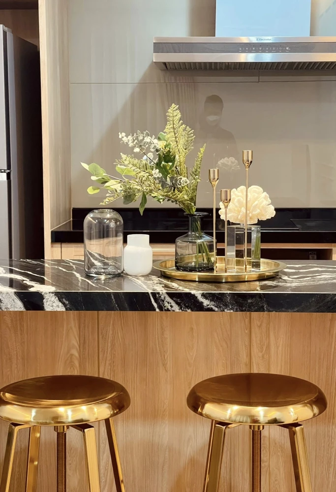 For sale: The Crest Sukhumvit 24, large usable area, beautifully decorated, fully built-in, complete with furniture. Don't miss it.
