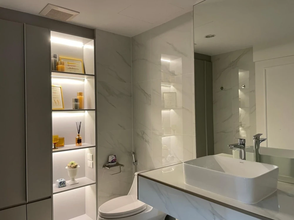 For sale: The Crest Sukhumvit 24, large usable area, beautifully decorated, fully built-in, complete with furniture. Don't miss it.
