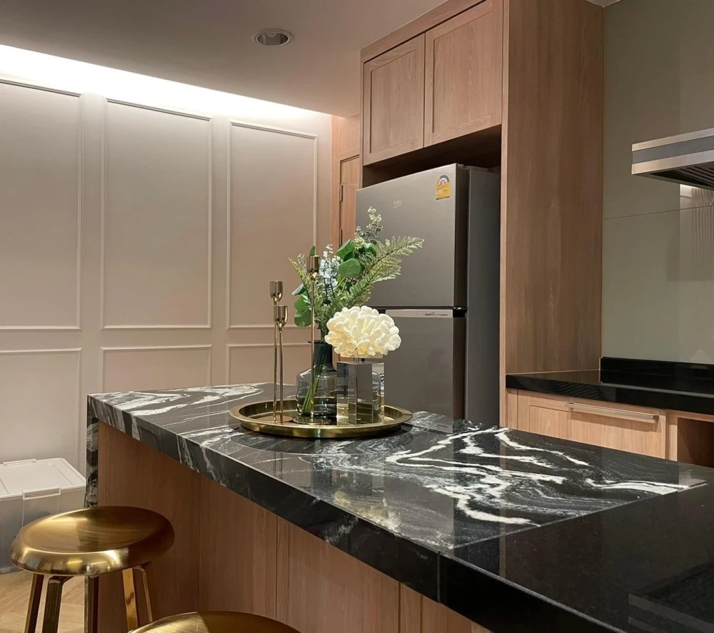 For sale: The Crest Sukhumvit 24, large usable area, beautifully decorated, fully built-in, complete with furniture. Don't miss it.
