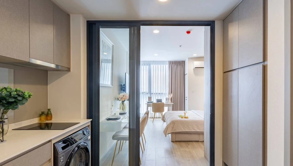 Selling ready-to-move-in units at The Crown Residences. Fully furnished with complete amenities. Book now!
