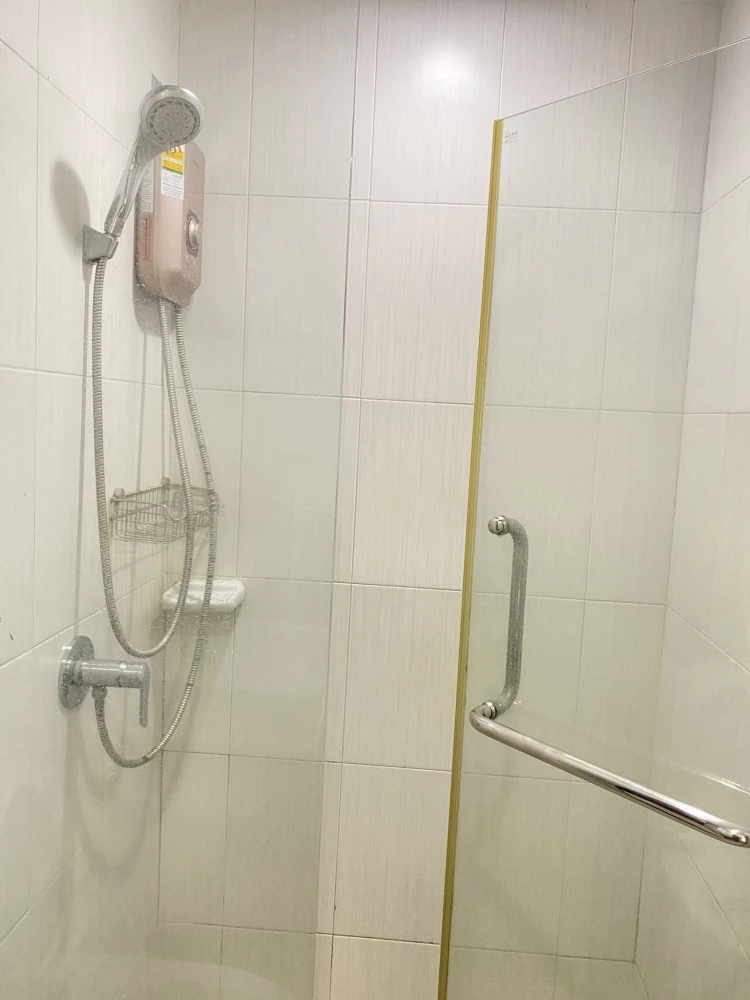 Selling The Cube Plus Chaengwattana, fully furnished, in a prime location. Don't miss out!
