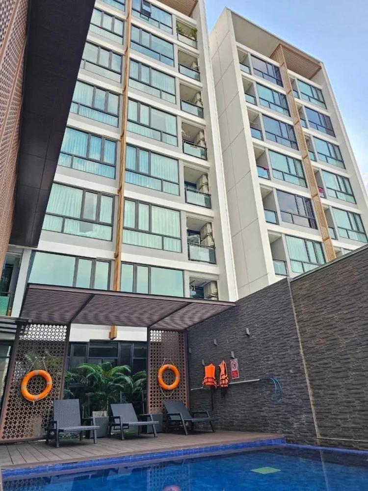 Selling The Cube Premium Ratchada 32 unit, fully furnished. Just bring your belongings and move in! Book now before it's too late!