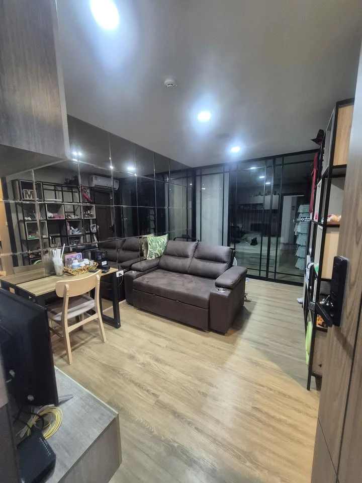 For sale: The Cube South Chaengwattana 15/1, spacious room, lots of usable space, comes with complete furniture, don't miss out.