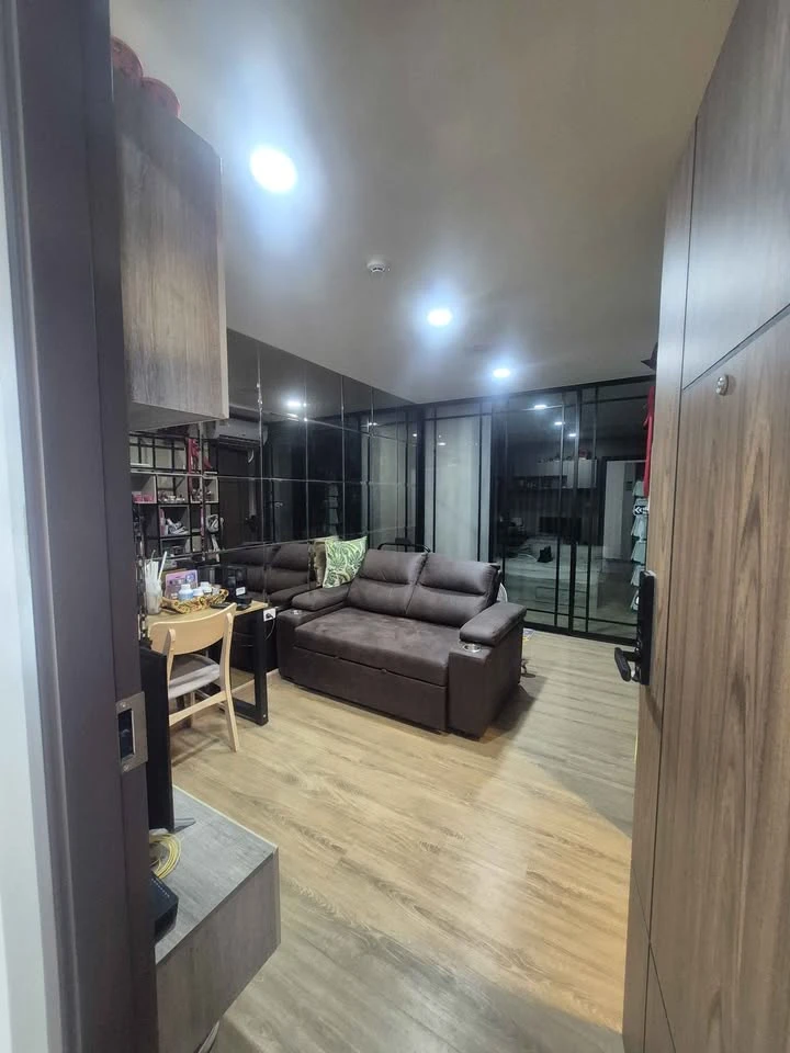 For sale: The Cube South Chaengwattana 15/1, spacious room, lots of usable space, comes with complete furniture, don't miss out.