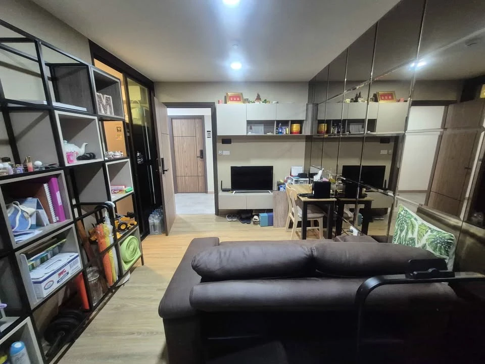 For sale: The Cube South Chaengwattana 15/1, spacious room, lots of usable space, comes with complete furniture, don't miss out.