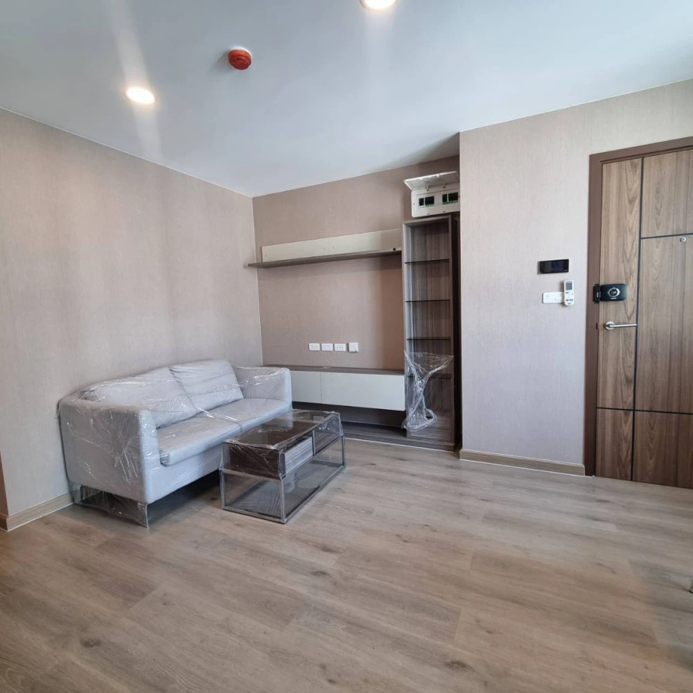 Selling The Cube Urban Sathorn-Chan, 6th floor, corner unit with pool view. Book now!