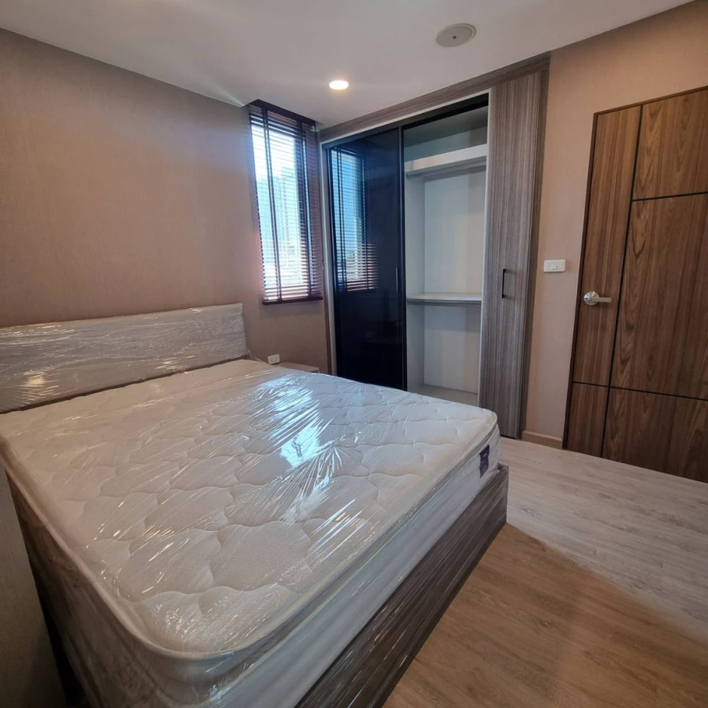 Selling The Cube Urban Sathorn-Chan, 6th floor, corner unit with pool view. Book now!