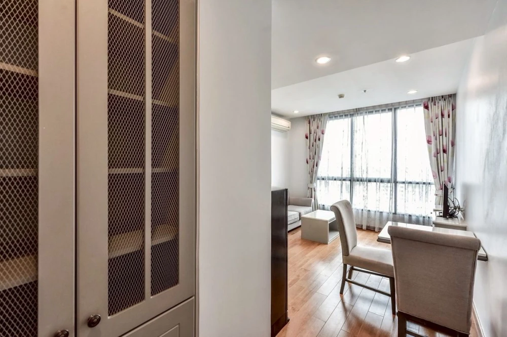 Selling The Editor, corner unit with beautiful view, fully furnished. Book now!