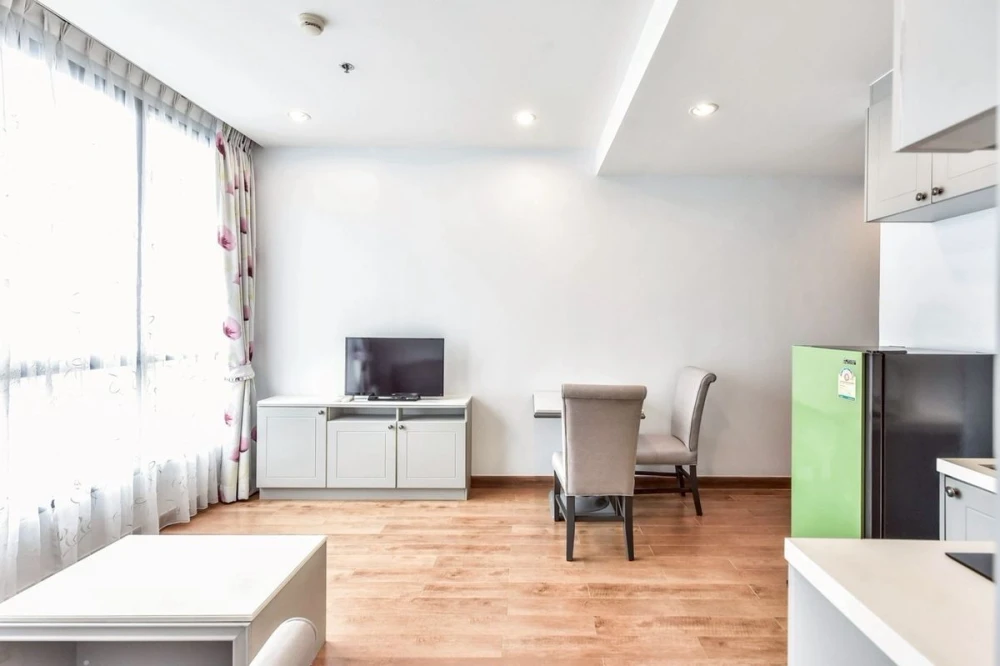 Selling The Editor, corner unit with beautiful view, fully furnished. Book now!