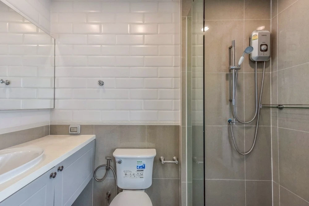 Selling The Editor, corner unit with beautiful view, fully furnished. Book now!