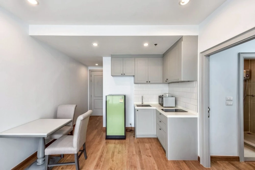 Selling The Editor, corner unit with beautiful view, fully furnished. Book now!