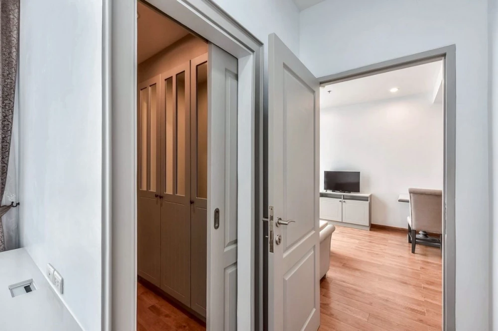 Selling The Editor, corner unit with beautiful view, fully furnished. Book now!