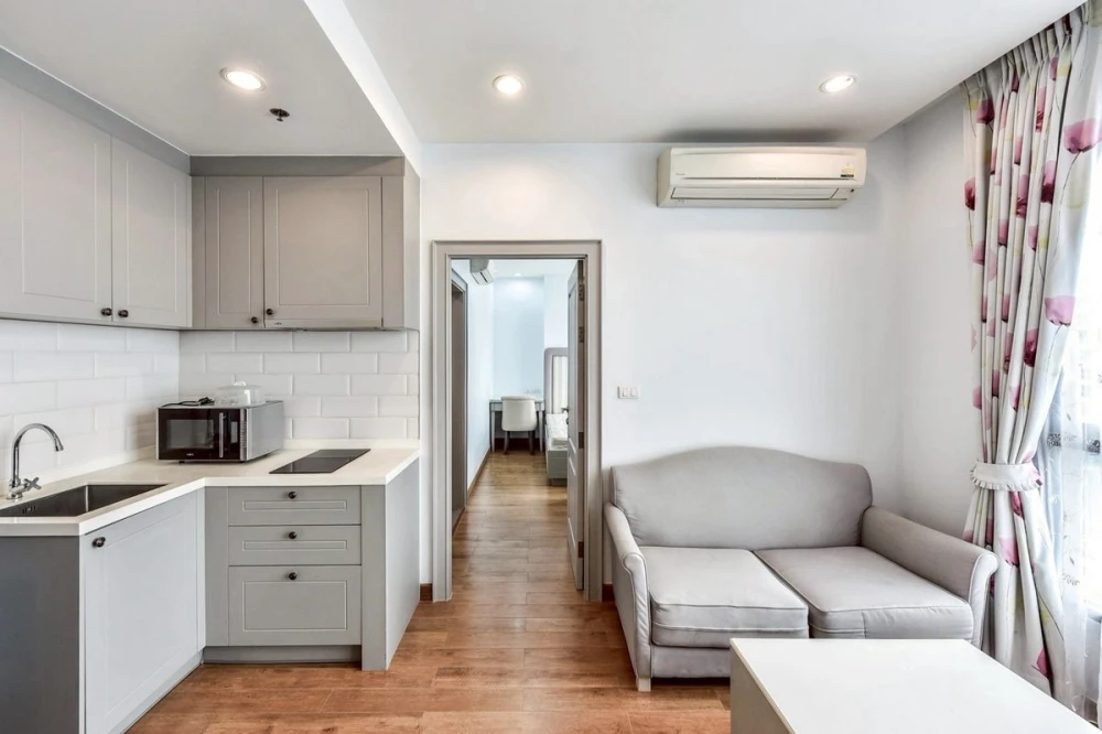 Selling The Editor, corner unit with beautiful view, fully furnished. Book now!