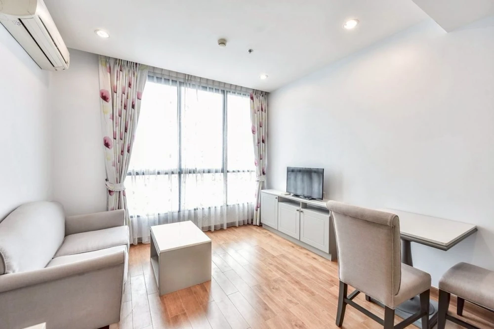 Selling The Editor, corner unit with beautiful view, fully furnished. Book now!