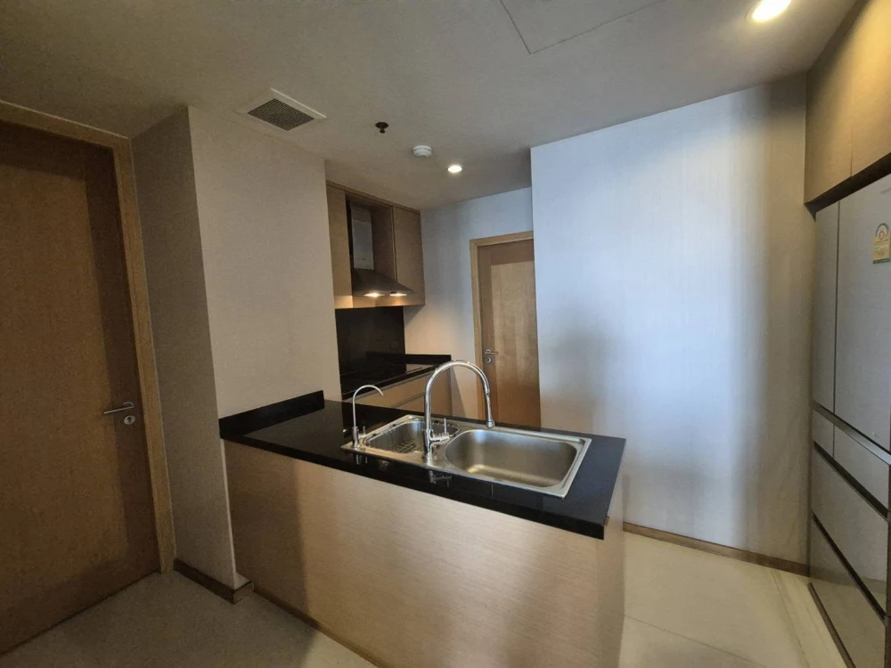 Selling a very spacious unit at The Empire Place Sathorn, furnished with high-quality furniture. Reservation required.