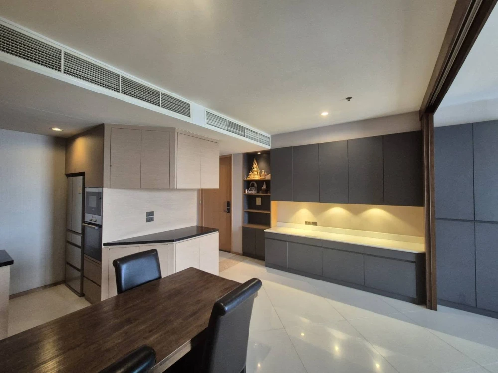 Selling a very spacious unit at The Empire Place Sathorn, furnished with high-quality furniture. Reservation required.